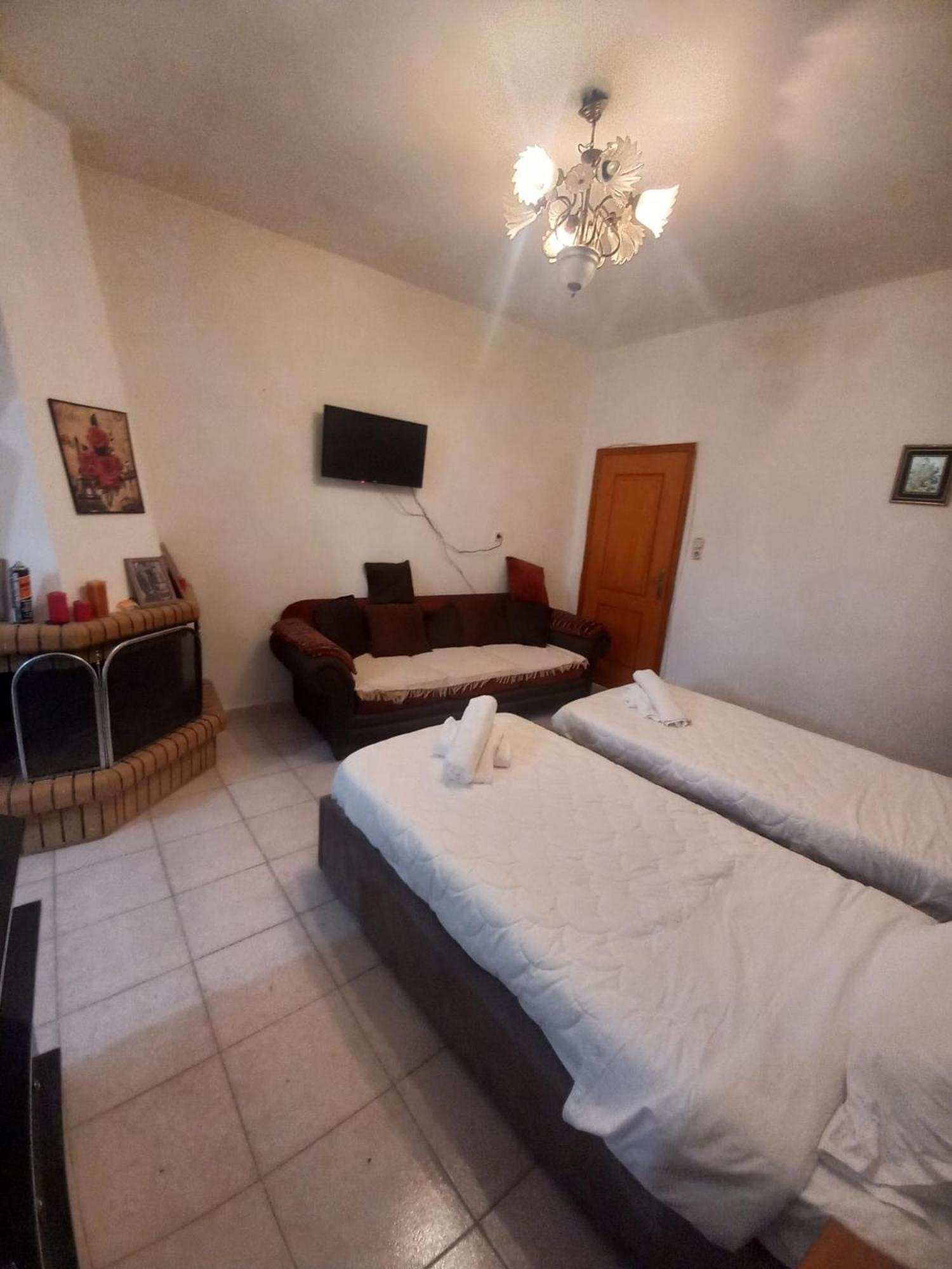 Aleko Guest House Gjirokastër Exteriör bild