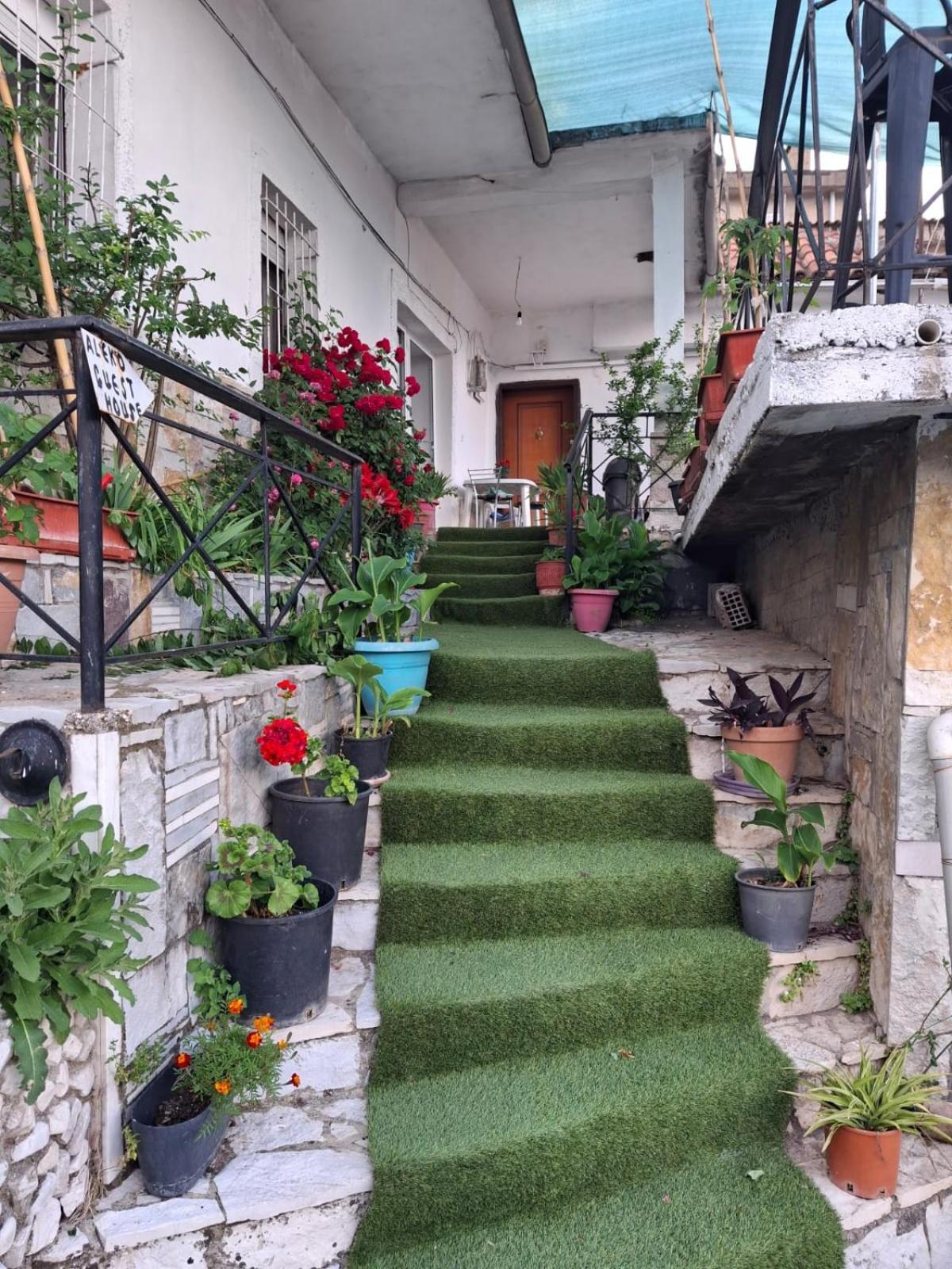 Aleko Guest House Gjirokastër Exteriör bild